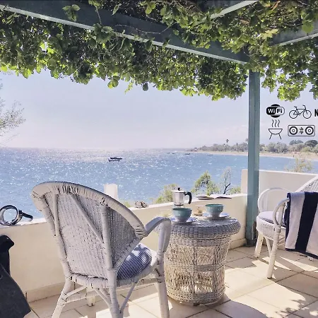 Beautiful Seafront Rustic Maisonette-5mfromthesea Hébergement de vacances *