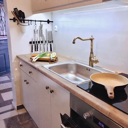 The Artist's Farm Dhiyellótika