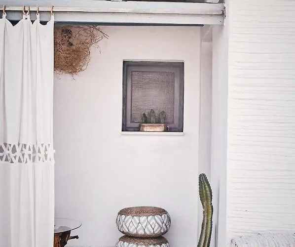 The Artist's Farm * Dhiyellótika